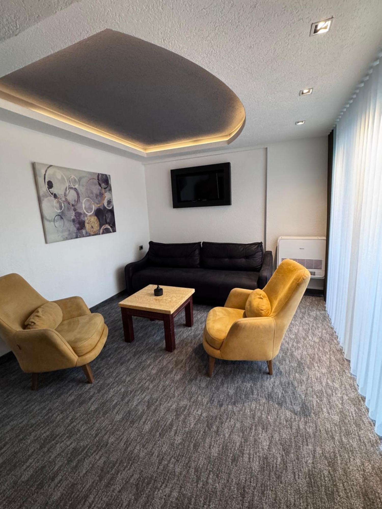Hotel Ideall Podgorica Buitenkant foto